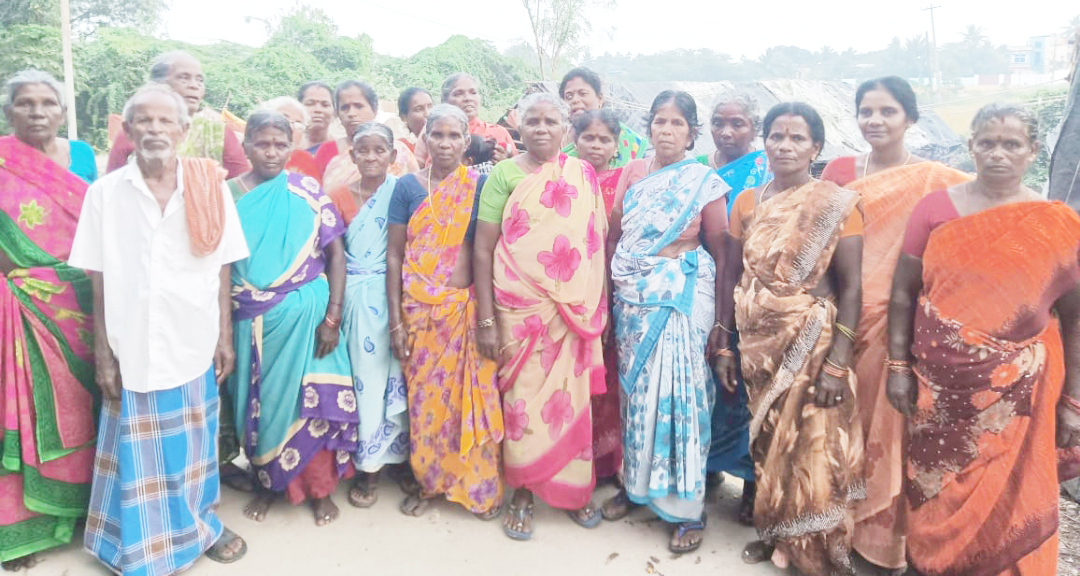 100 நாள் வேலை வழங்கக் கோரி விவசாயத் தொழிலாளர்கள் போராட்டம்