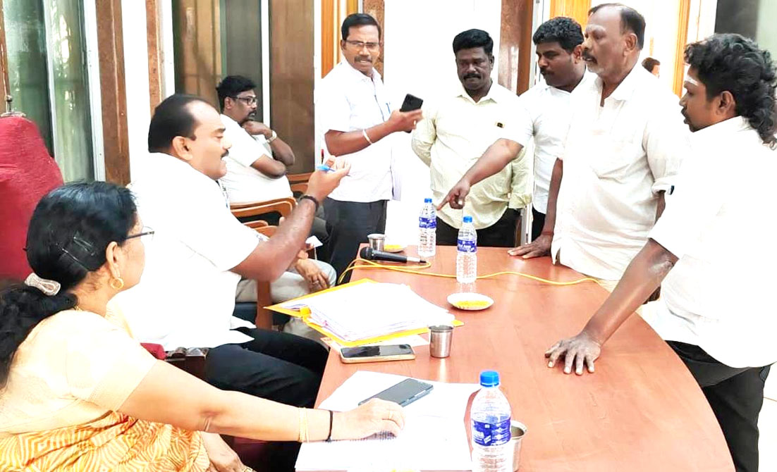 தனியாரால் மிக மோசமாக சுகாதாரப் பணிகள் விருதுநகர் நகராட்சித் தலைவரை முற்றுகையிட்ட கவுன்சிலர்கள்