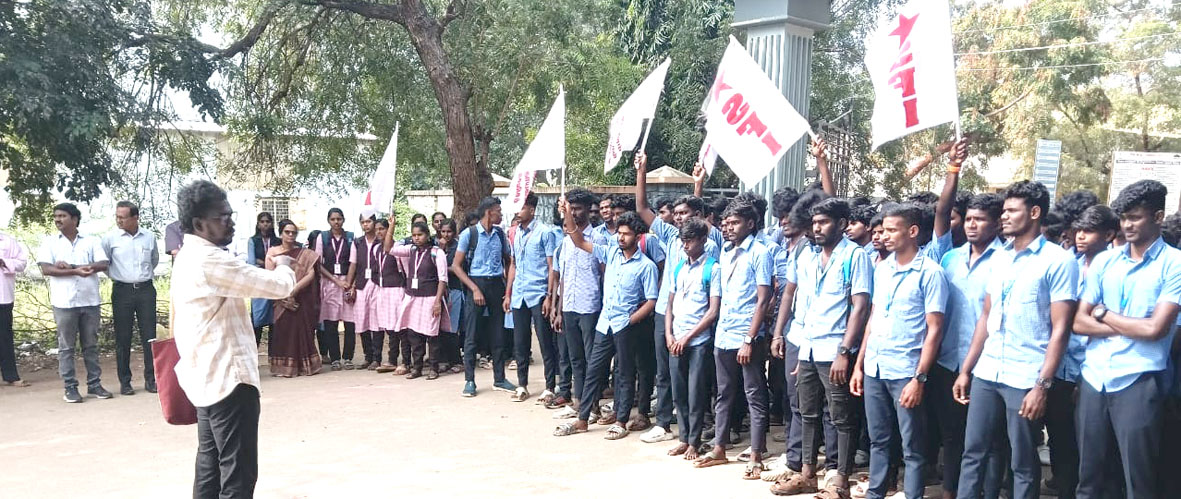 கல்லூரி பேராசிரியர்களுக்கு ஆதரவாக நெல்லையில் மாணவர்கள் ஆர்ப்பாட்டம்