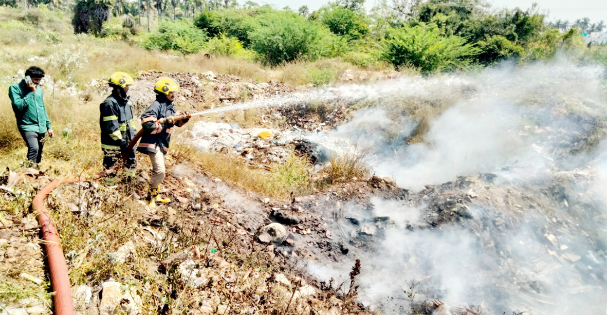 வாணிப்புதூர் பேரூராட்சி குப்பைக்கிடங்கில் தீ விபத்து