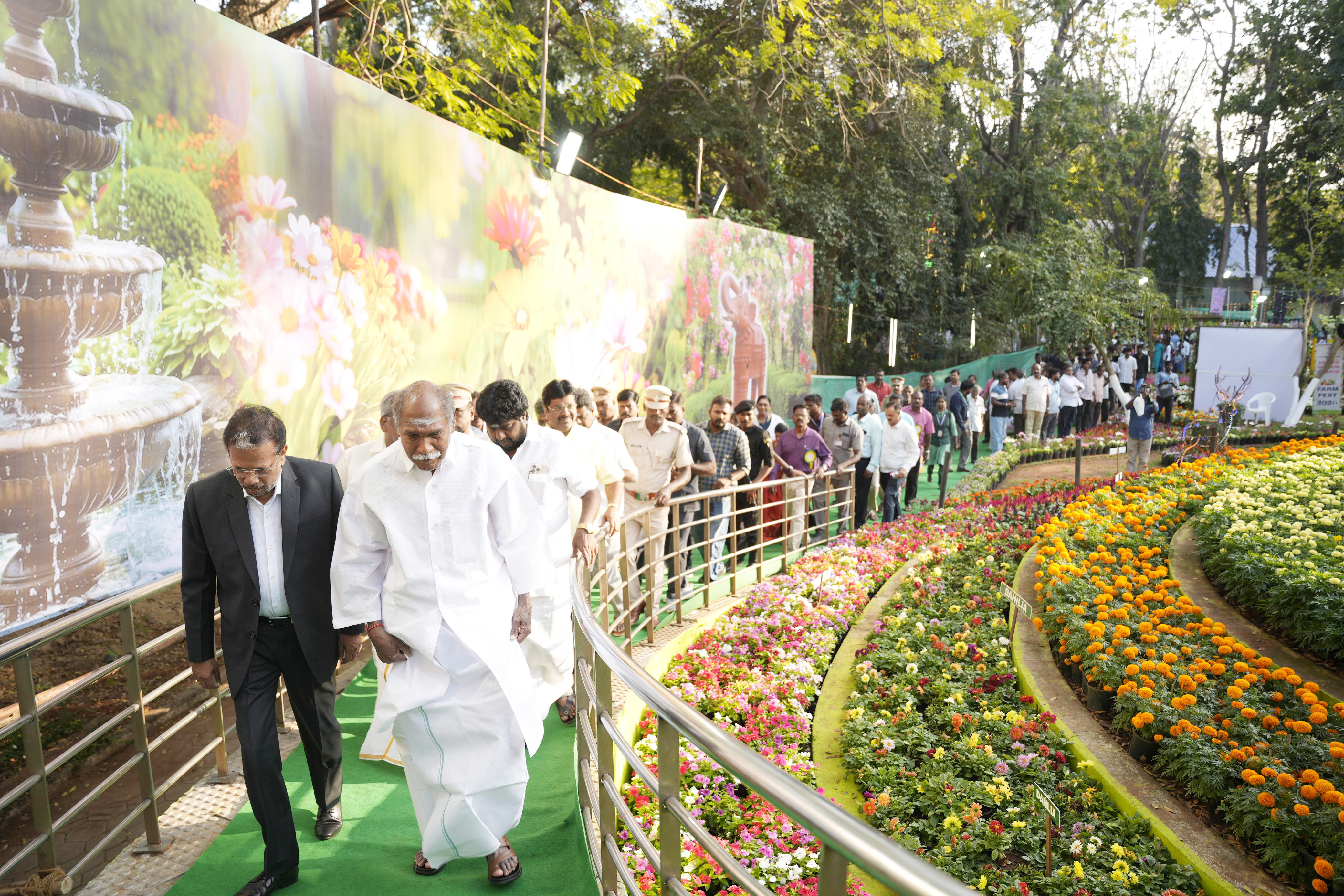 புதுச்சேரி தாவரவியல் பூங்காவில் காய்,கனி கண்காட்சி