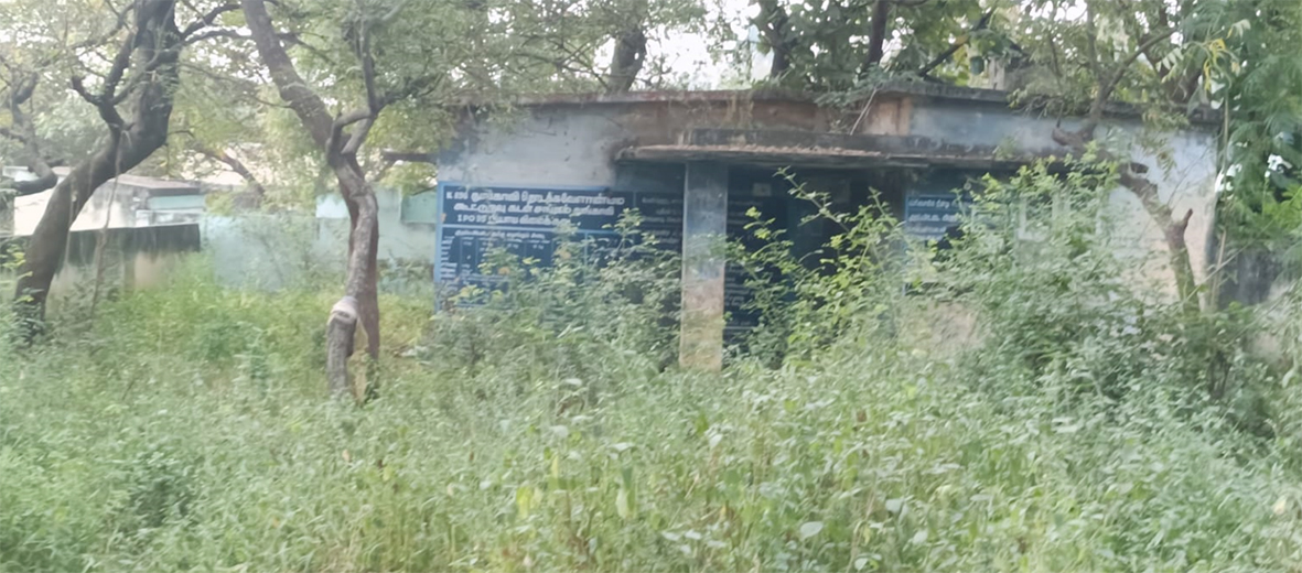 புதர் மண்டி கிடக்கும் வேளாண் அலுவலகம்