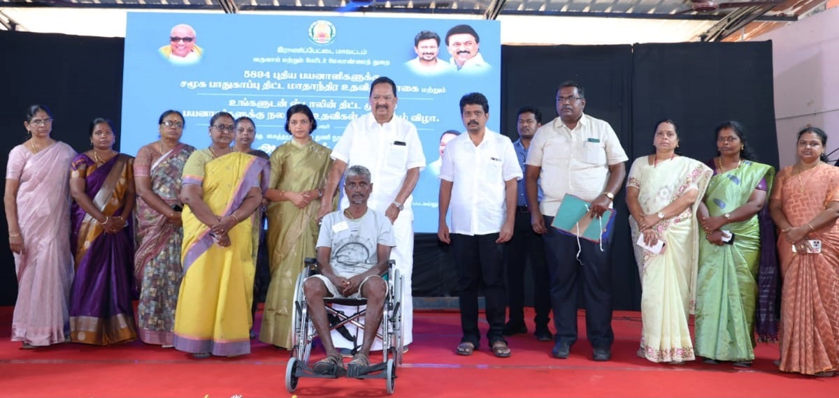 237 பயனாளிகளுக்கு நலத்திட்ட உதவி: அமைச்சர் ஆர். காந்தி வழங்கினார்