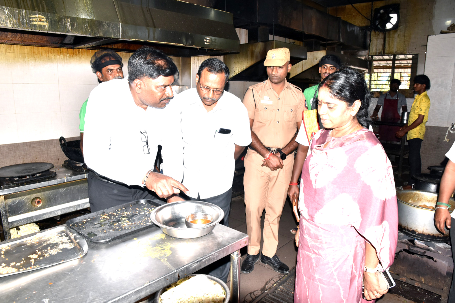 தனியார் உணவகங்களில் உணவின் தரம் ஆய்வு