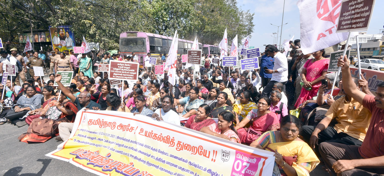 அரசாணை எண் 5-ஐ அமல்படுத்தக் கோரி மதுரையில் பேராசிரியர்கள் சாலை மறியல்