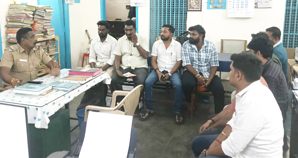 பிளக்ஸ் பேனரால் போக்குவரத்திற்கு இடையூறு