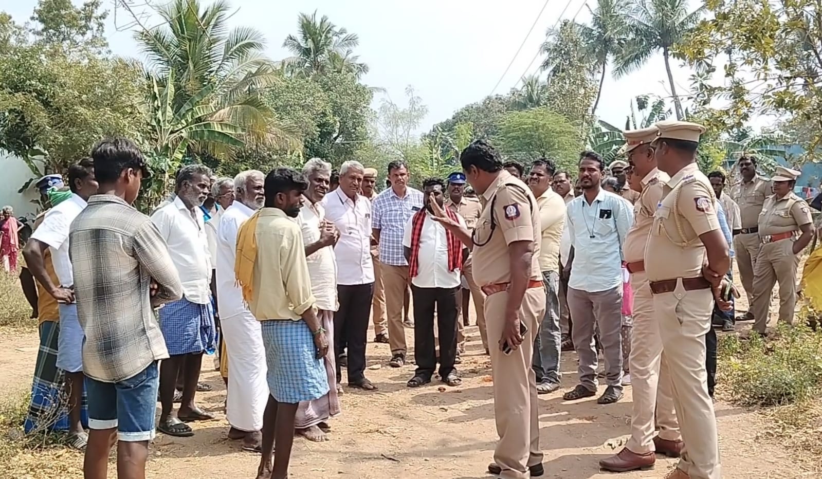 தனிநபருக்குச் சொந்தமான இடத்தை பொதுவழியாக மாற்றுவதற்கு எதிர்ப்பு