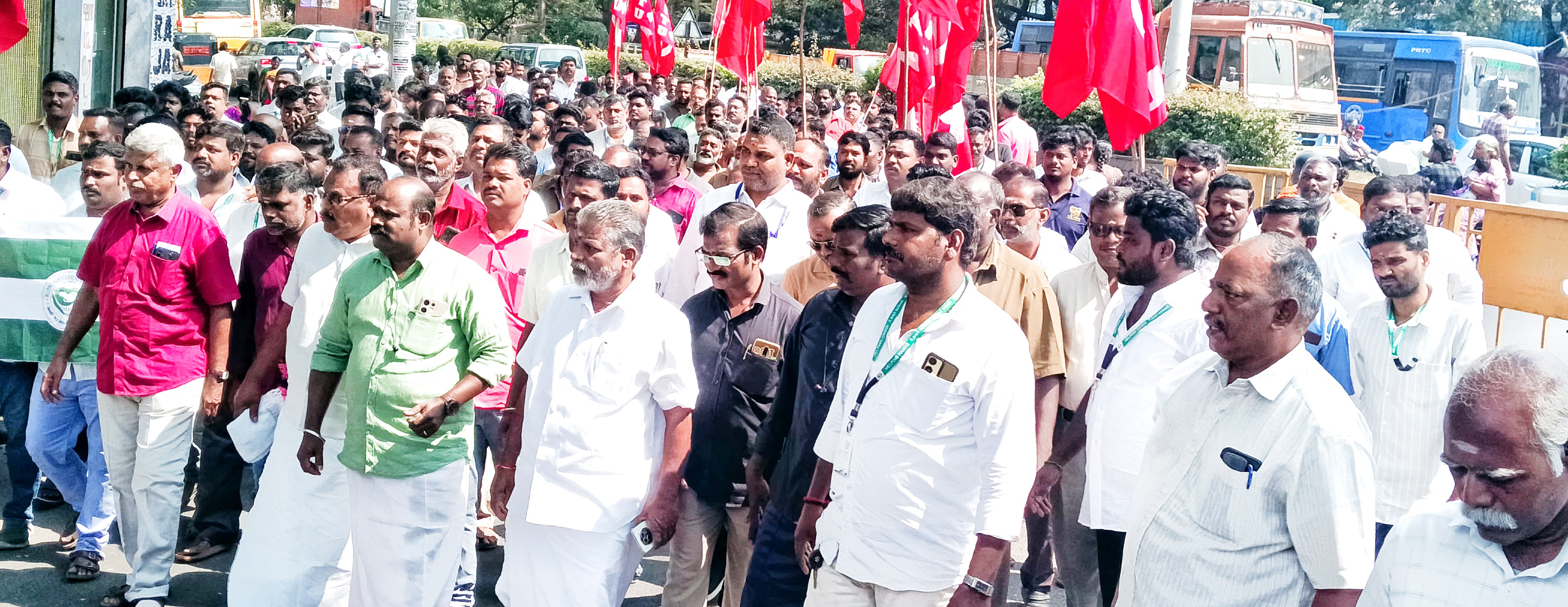 புதுச்சேரியில் விதிகளை மீறி இயங்கும் சுங்கச்சாவடியை அகற்றக் கோரி ஆர்ப்பாட்டம்