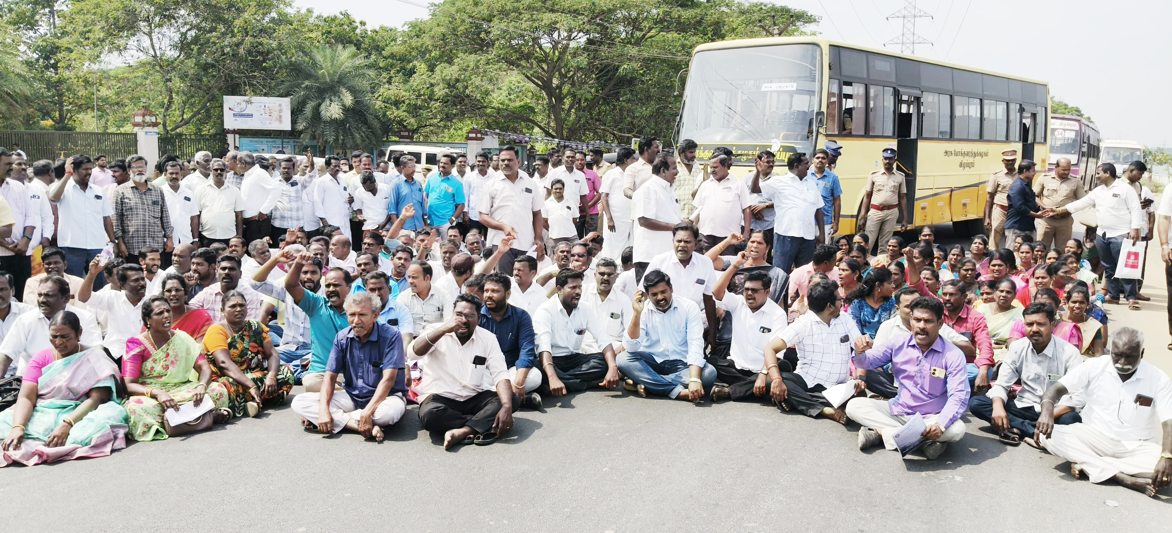 கடலூரில் வருவாய்த்துறை ஊழியர்கள் மறியல்