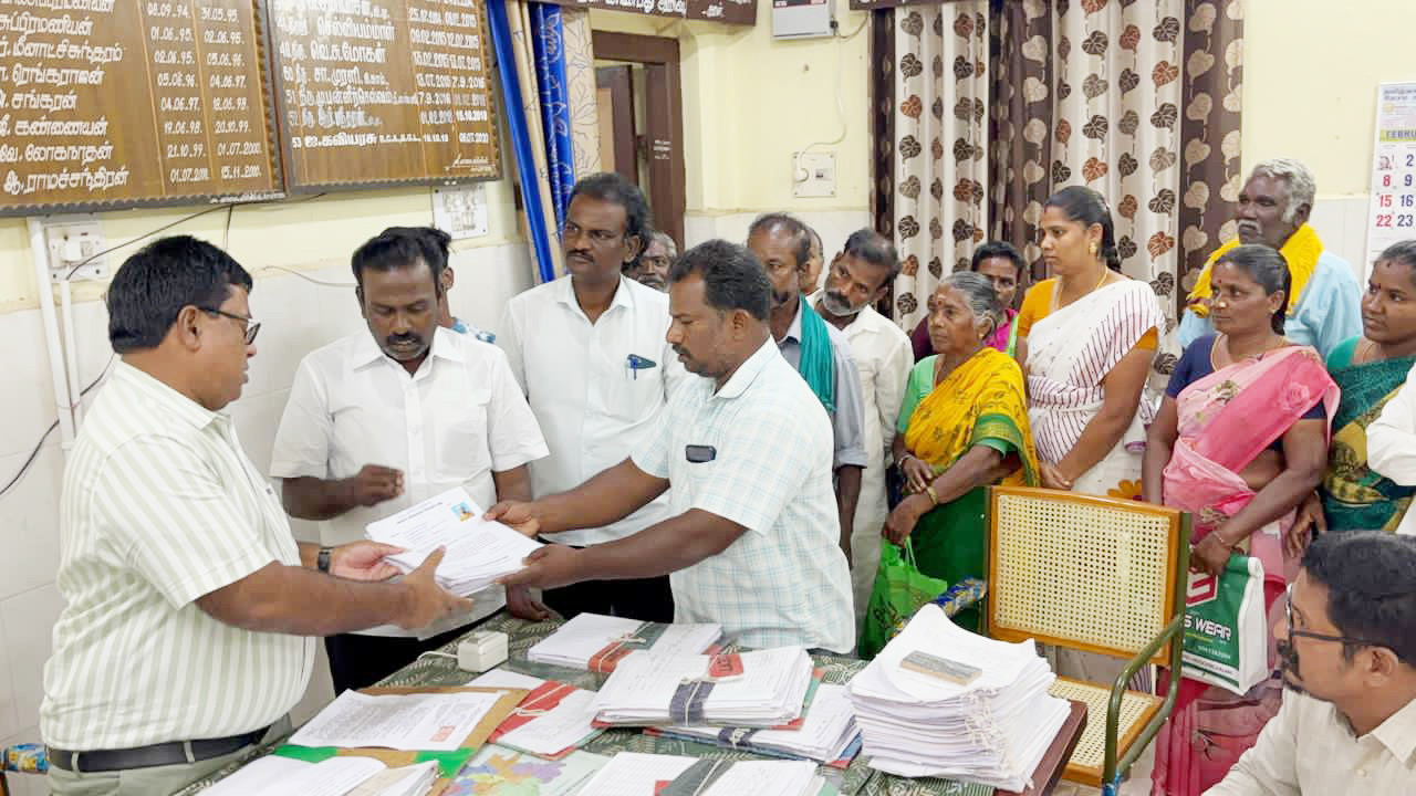 பட்டா வழங்க கோரி வட்டாட்சியரிடம் மனு