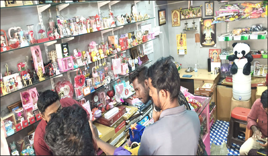 மாறும் ரசனைகளும்... மாறாத அன்பும்... சூடுபிடிக்கும் காதலர் தின விற்பனை!