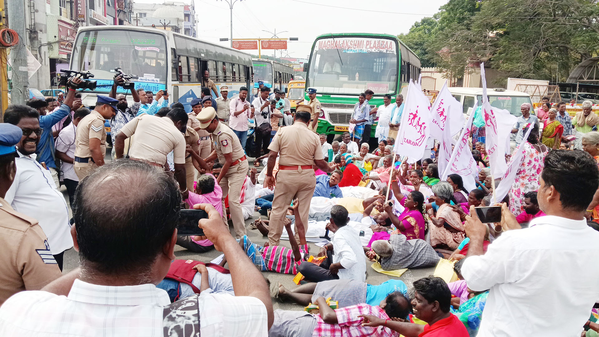 விழுப்புரம் மாவட்ட ஆட்சியர் அலுவலகம் முற்றுகை: மாற்றுத்திறனாளிகள் 500 பேர் கைது