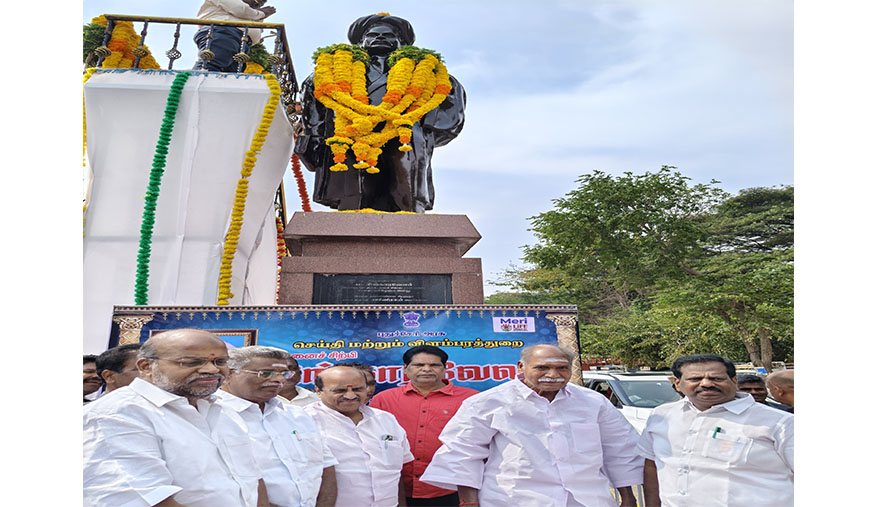 சிங்காரவேலர் சிலைக்கு புதுச்சேரி முதல்வர் மரியாதை