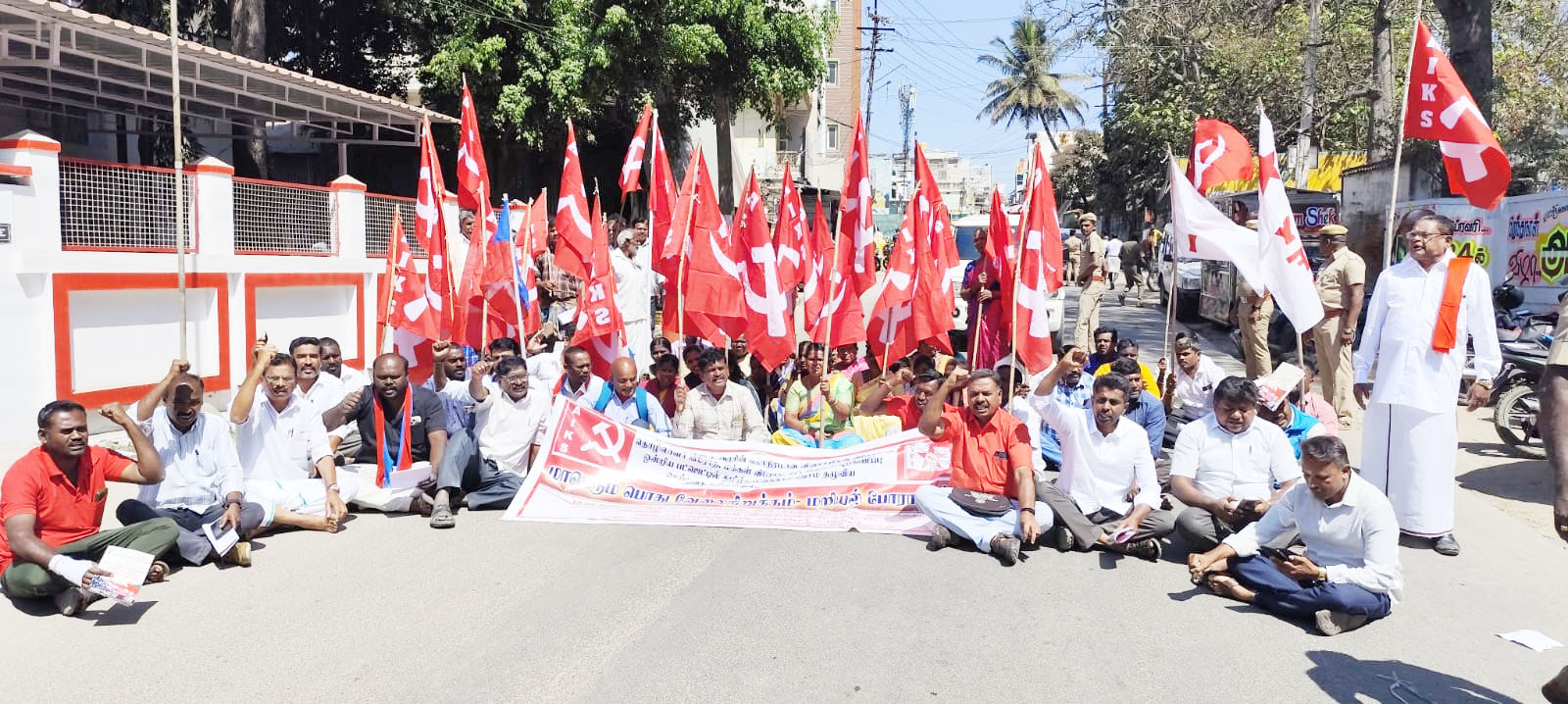 தேன்கனிக்கோட்டை தபால் நிலையம் முன்பு அனைத்து தொழிற்சங்கங்கள் மறியல்