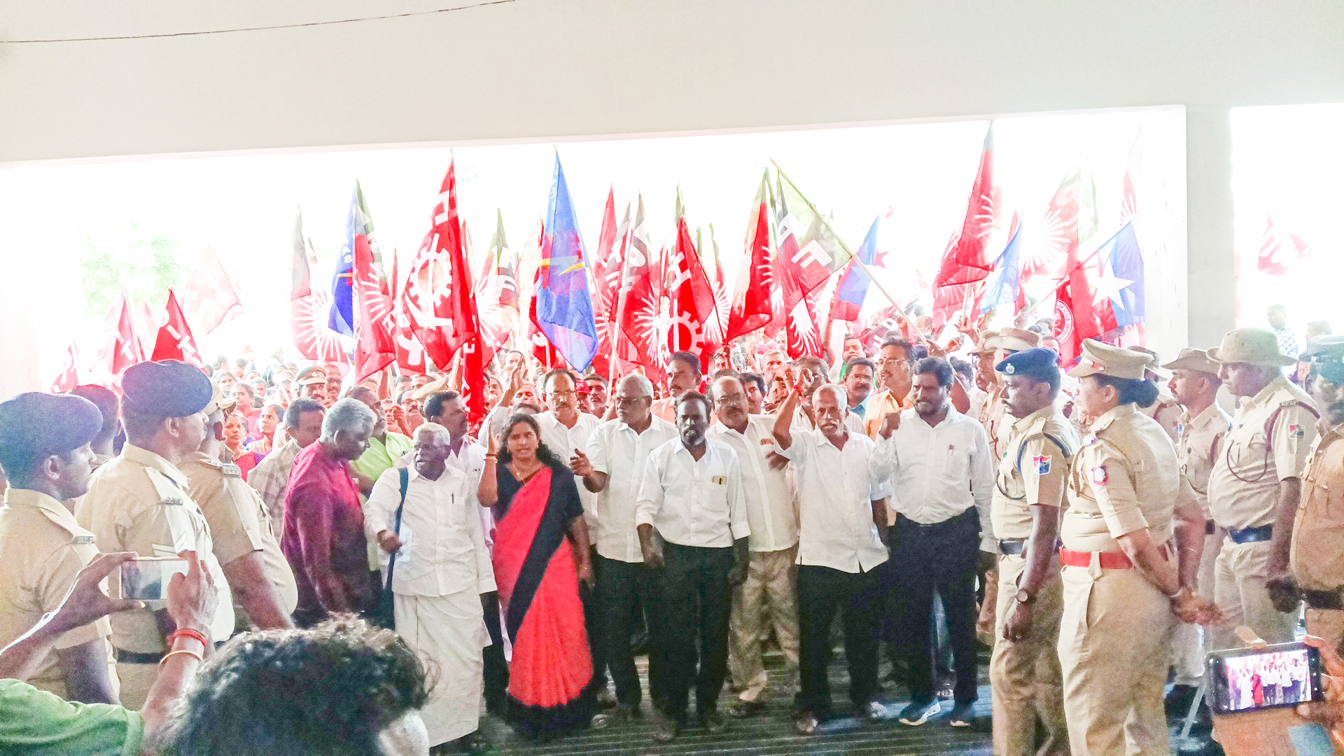 விழுப்புரம் ரயில் நிலையத்தில் மறியல் 500-க்கும் மேற்பட்டோர் கைது