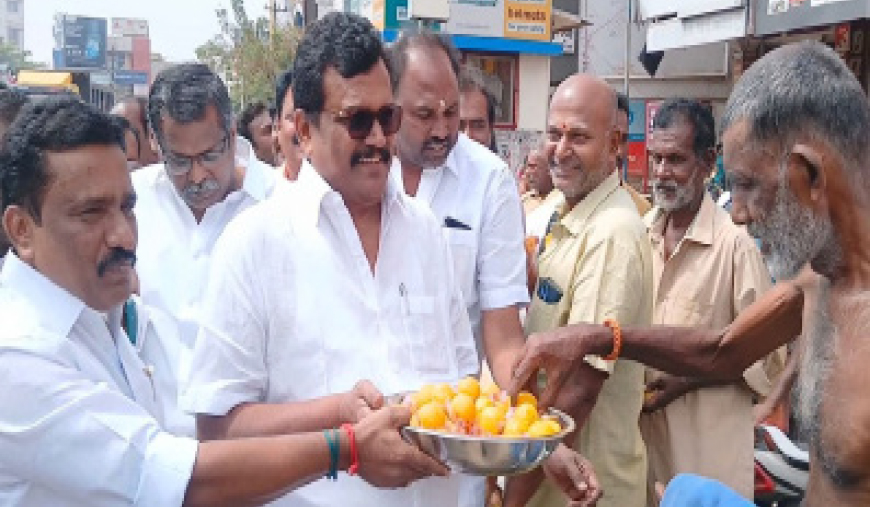 தேனியில் திமுகவினர் இனிப்பு வழங்கி கொண்டாட்டம்