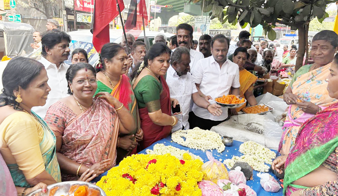 மகளிர் உரிமைத்தொகை ரூ.5000 வரவு இனிப்புகள் வழங்கி கொண்டாட்டம்