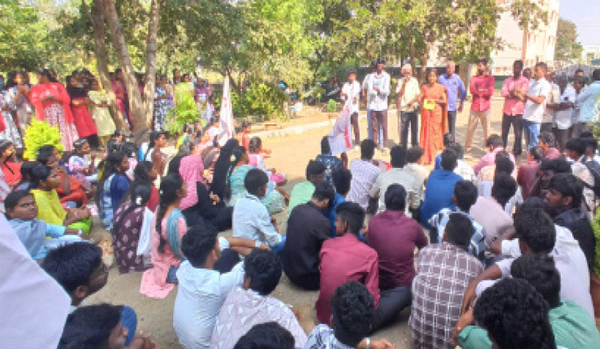 கௌரவ விரிவுரையாளர்களுக்கு ஆதரவாக மாணவர்கள் வகுப்பு புறக்கணிப்பு போராட்டம்