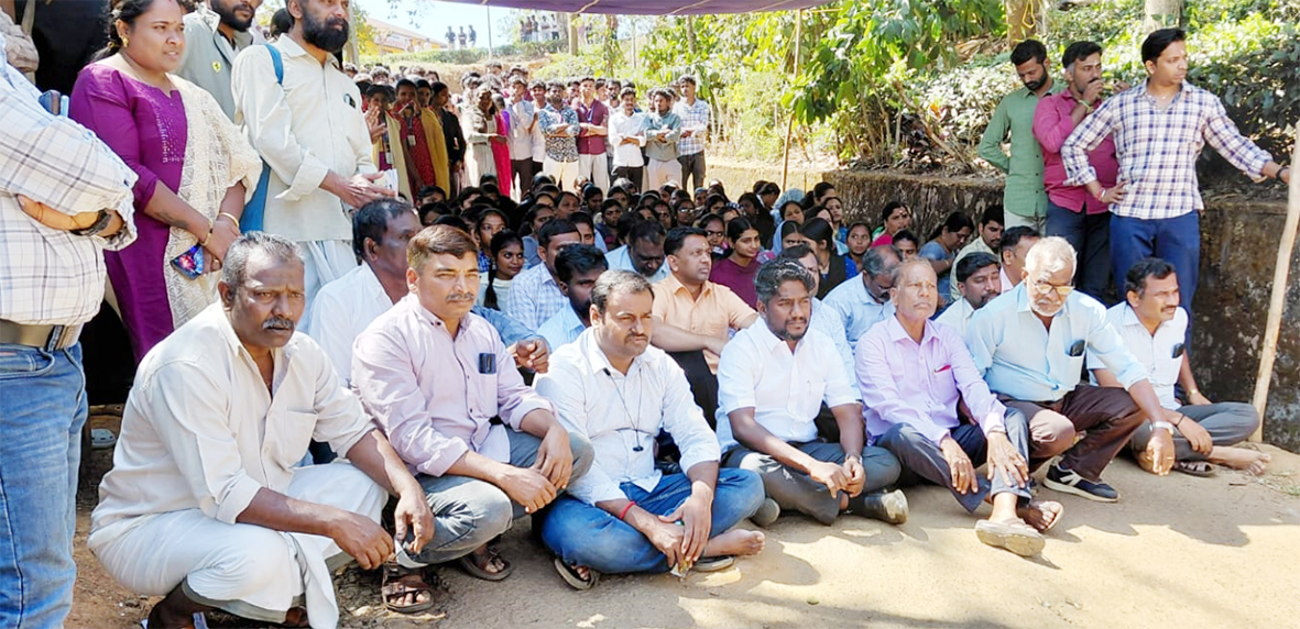 அரசு கலைக்கல்லூரி கௌரவ விரிவுரையாளர்கள் போராட்டம்
