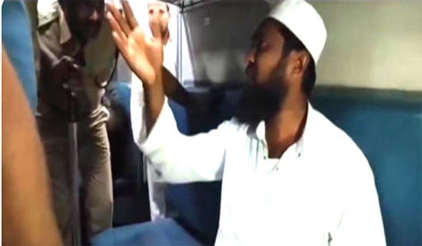 ஓடும் ரயிலில் முஸ்லிம் இளைஞர் மீது தாக்குதல் இந்துத்துவா குண்டர்கள் வெறிச்செயல்