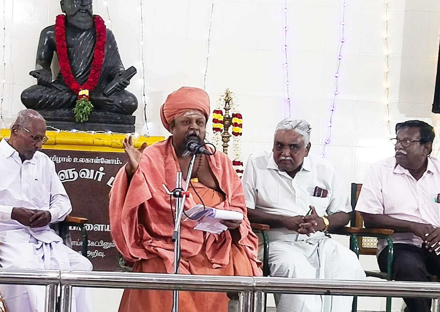 அனைத்துப் பள்ளிகளிலும் திருக்குறளை கட்டாயப் பாடமாக்க வேண்டும் குன்றக்குடி பொன்னம்பல அடிகளார் வலியுறுத்தல்