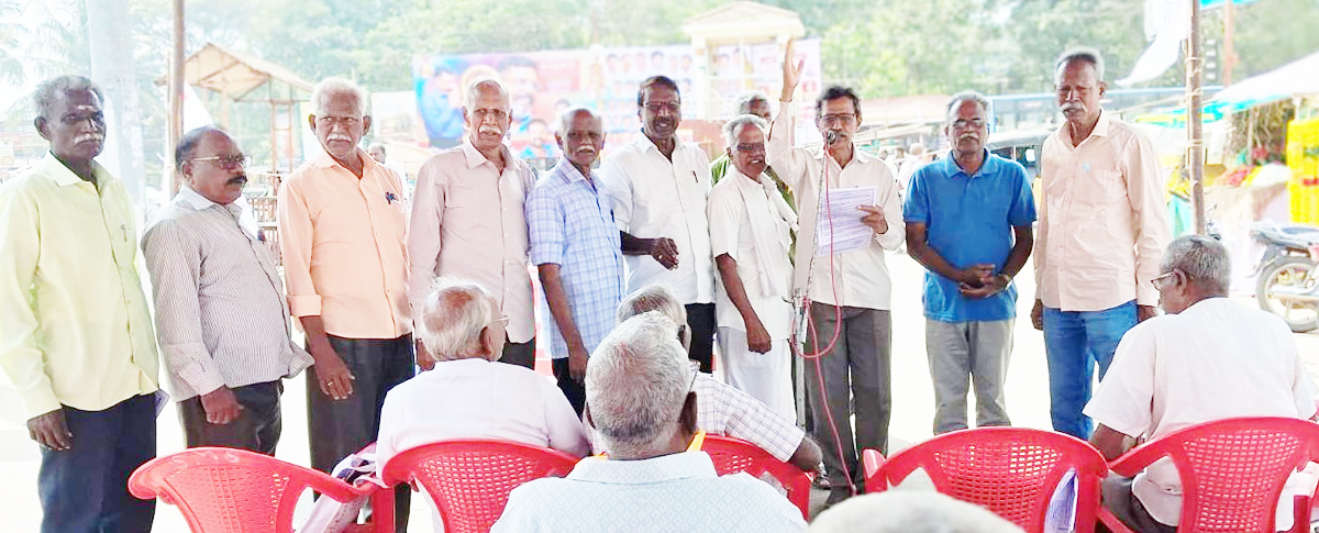 ஓய்வுபெற்ற பள்ளி, கல்லூரி ஆசிரியர் நலச்சங்கத்தினர் தர்ணா