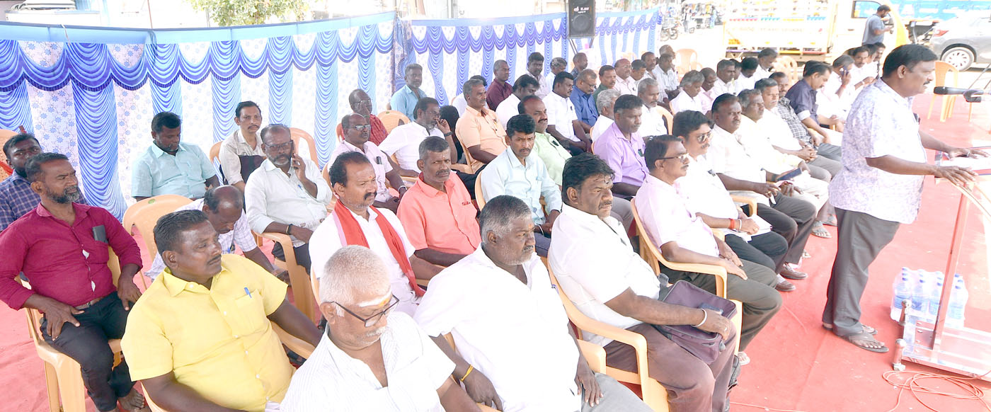 நீண்டகாலமாக பணிபுரிந்து வரும் ஊழியர்களை நிரந்தரப்படுத்திடுக! மதுரையில் டாஸ்மாக் ஊழியர்கள் உண்ணாவிரதம்