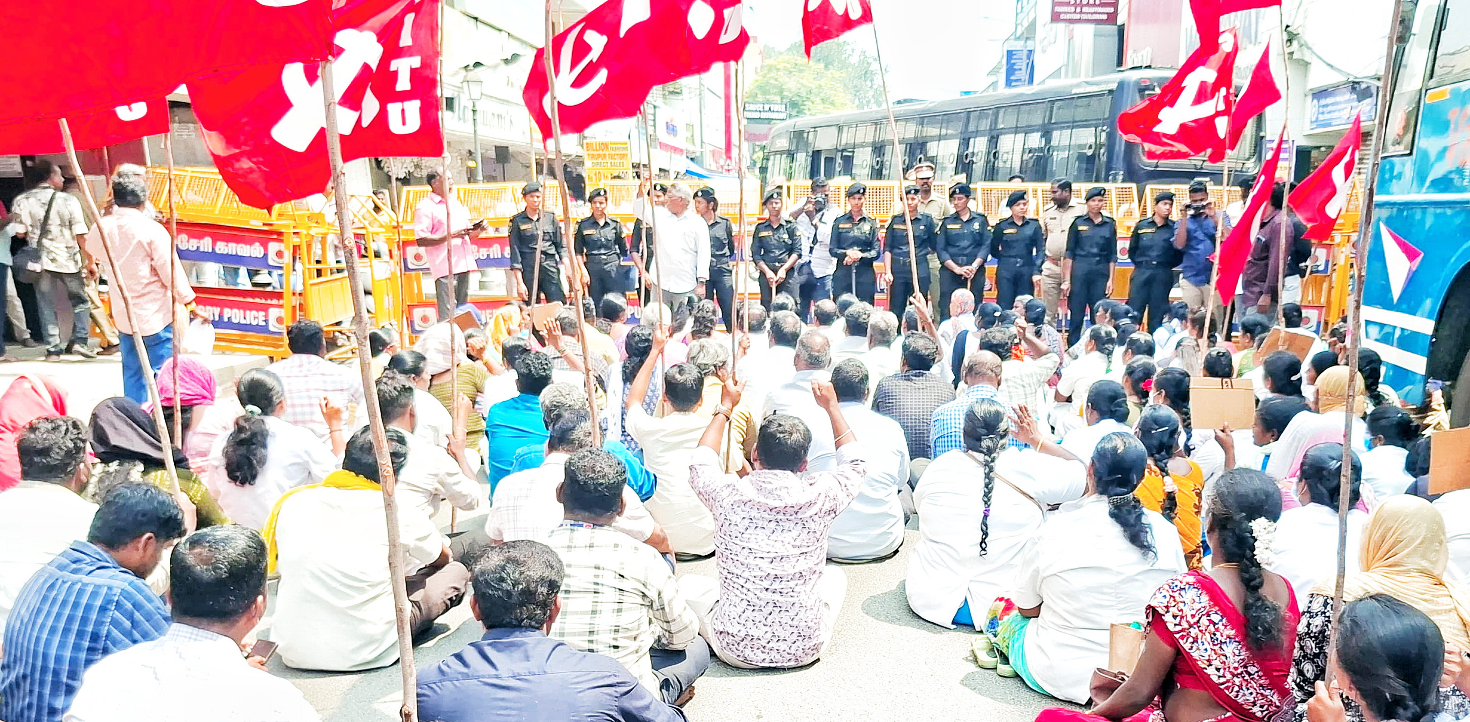 துணைநிலை ஆளுநர் மாளிகையை நோக்கி செவிலியர்கள் ஊர்வலம்