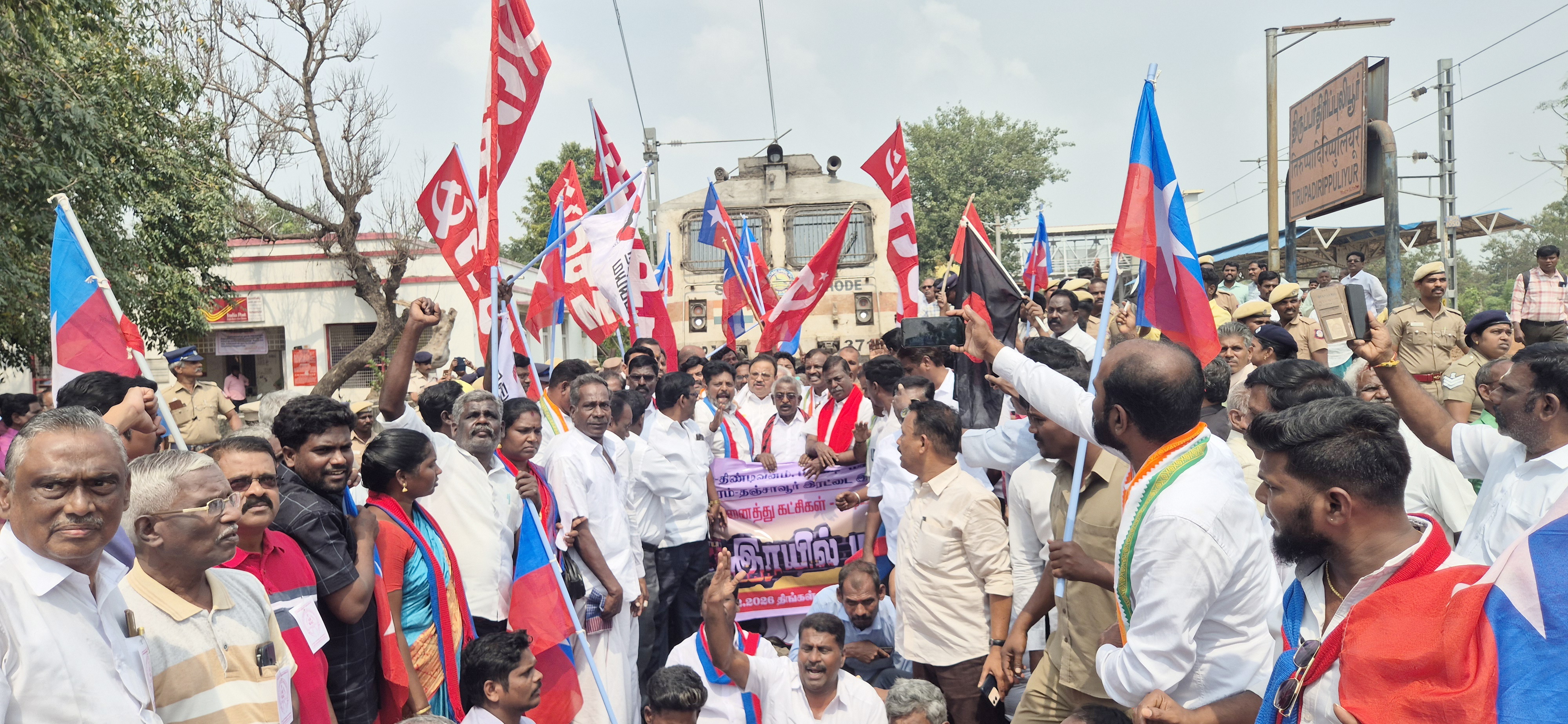 கடலூர்- புதுச்சேரி ரயில் பாதை திட்டத்தை செயல்படுத்த கோரி ரயில் மறியல் போராட்டம்