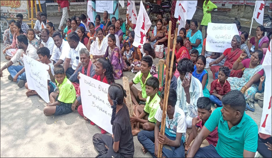 நில ஆக்கிரமிப்புகளை அகற்றக் கோரி வாலிபர்கள் நூதன போராட்டம்