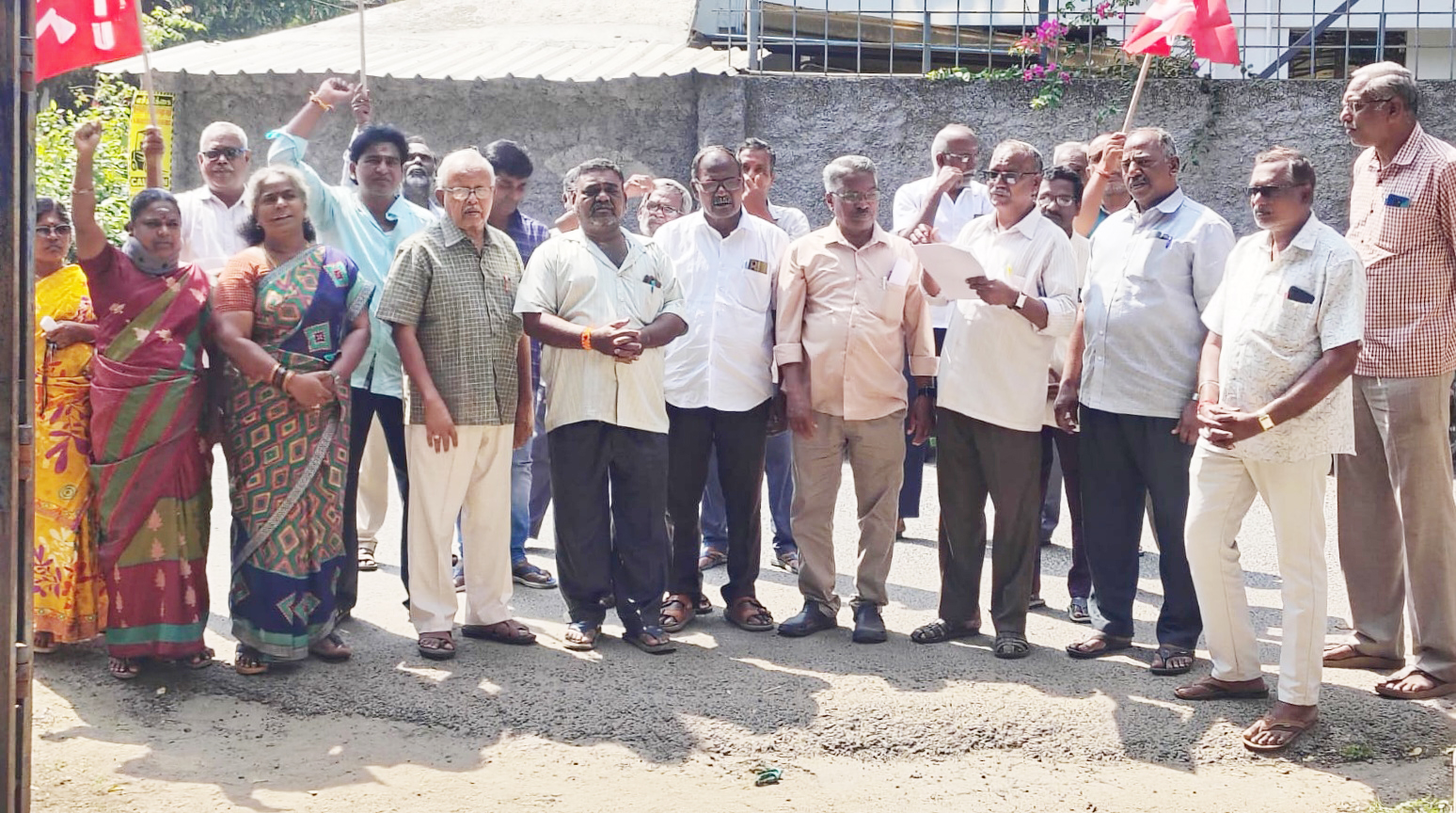 புதுச்சேரி பாண்டெக்ஸ் மேலாண் இயக்குநரைக் கண்டித்து ஆர்ப்பாட்டம்