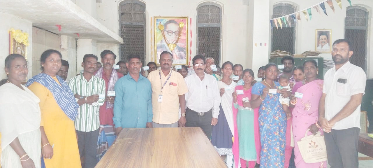 பழங்குடி மக்களுக்கு நலவாரிய அட்டை வழங்கல்