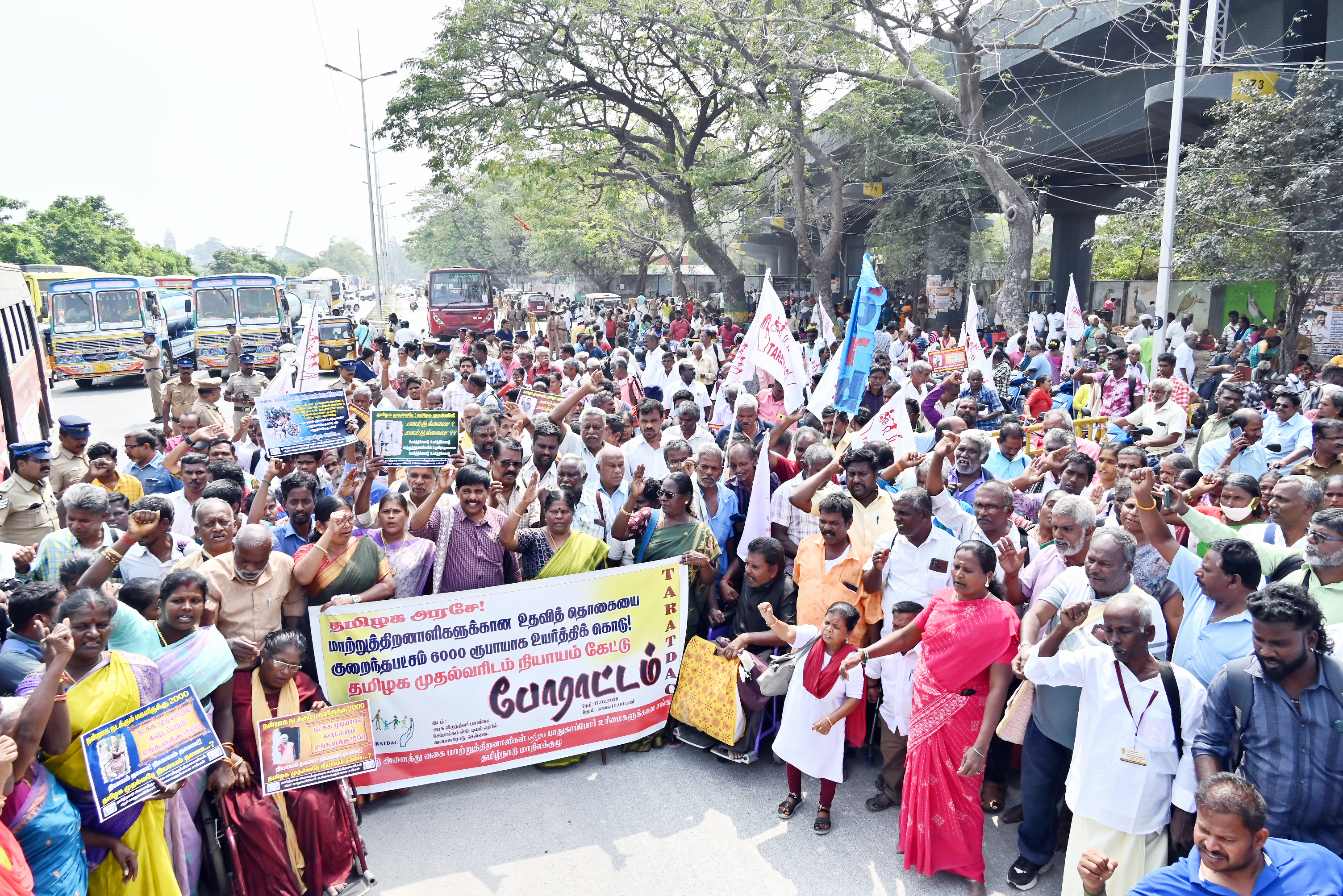 முதலமைச்சரிடம் முறையிட சென்ற மாற்றுத்திறனாளிகள் மறியல், கைது