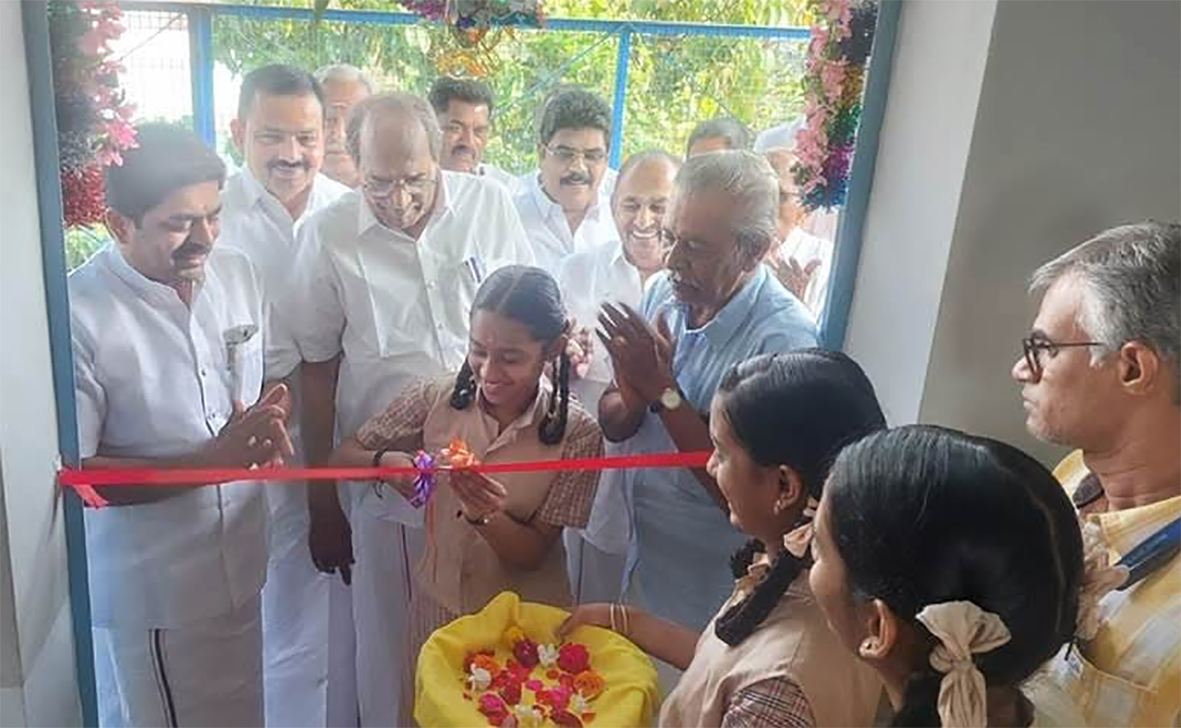 புதிய கட்டிடத்தை திறந்து வைத்த 8 ஆம் வகுப்பு மாணவி