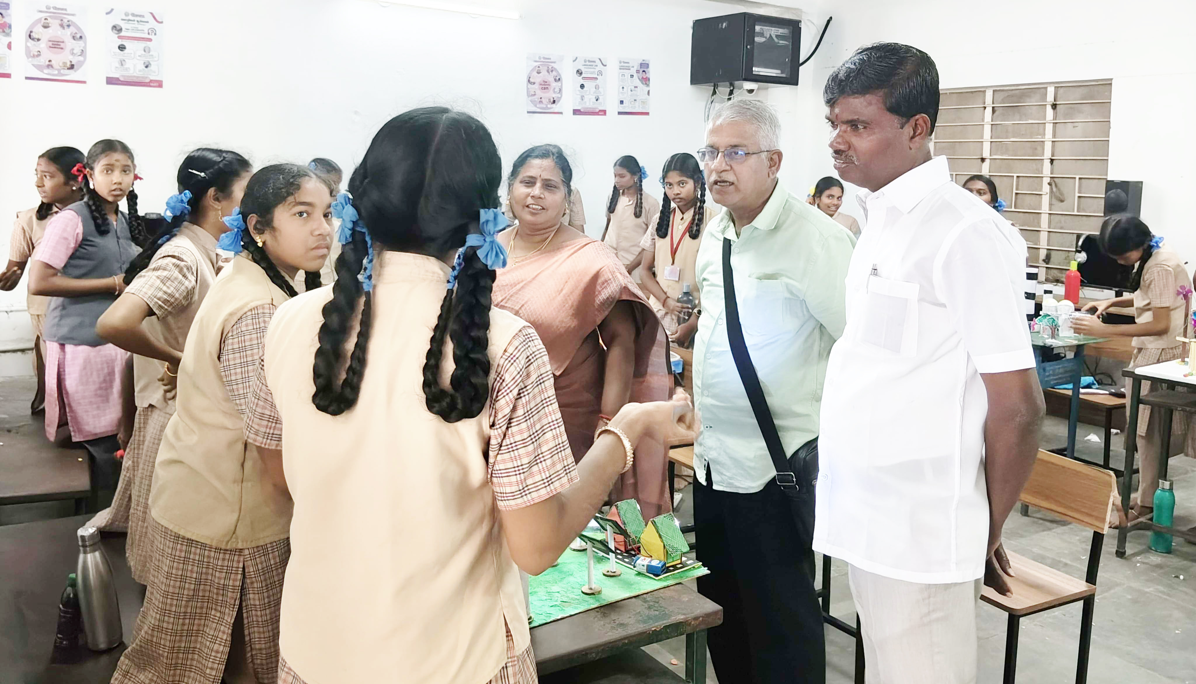 சிதம்பரம் அரசினர் மகளிர் பள்ளியில் அறிவியல் கண்காட்சி