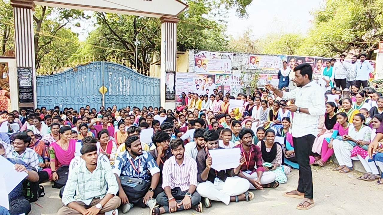 மடிக்கணினி வழங்கக்கோரி அரசுக்கல்லூரி மாணவர்கள் போராட்டம்