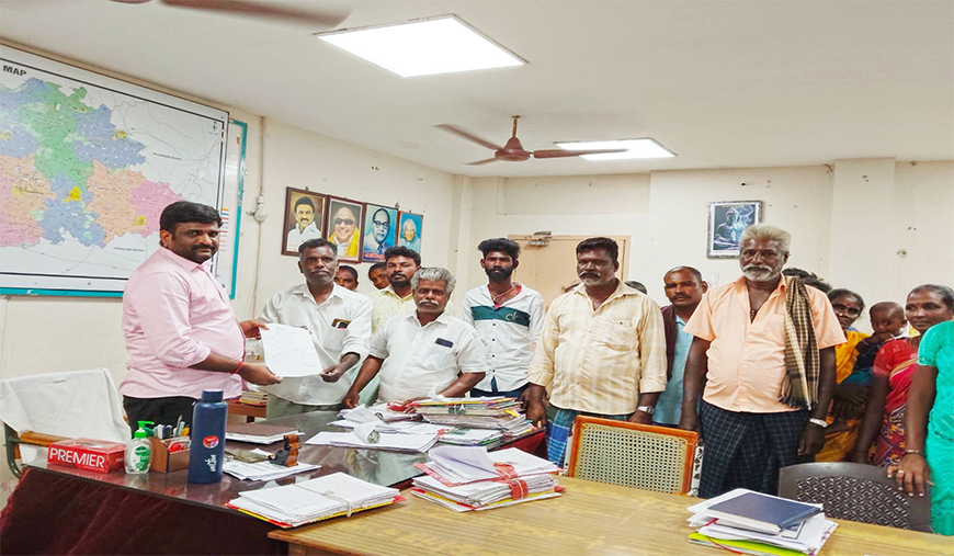 பட்டா நிலத்தை அளவீடு செய்து வழங்கக் கோரி வட்டாட்சியரிடம் மனு