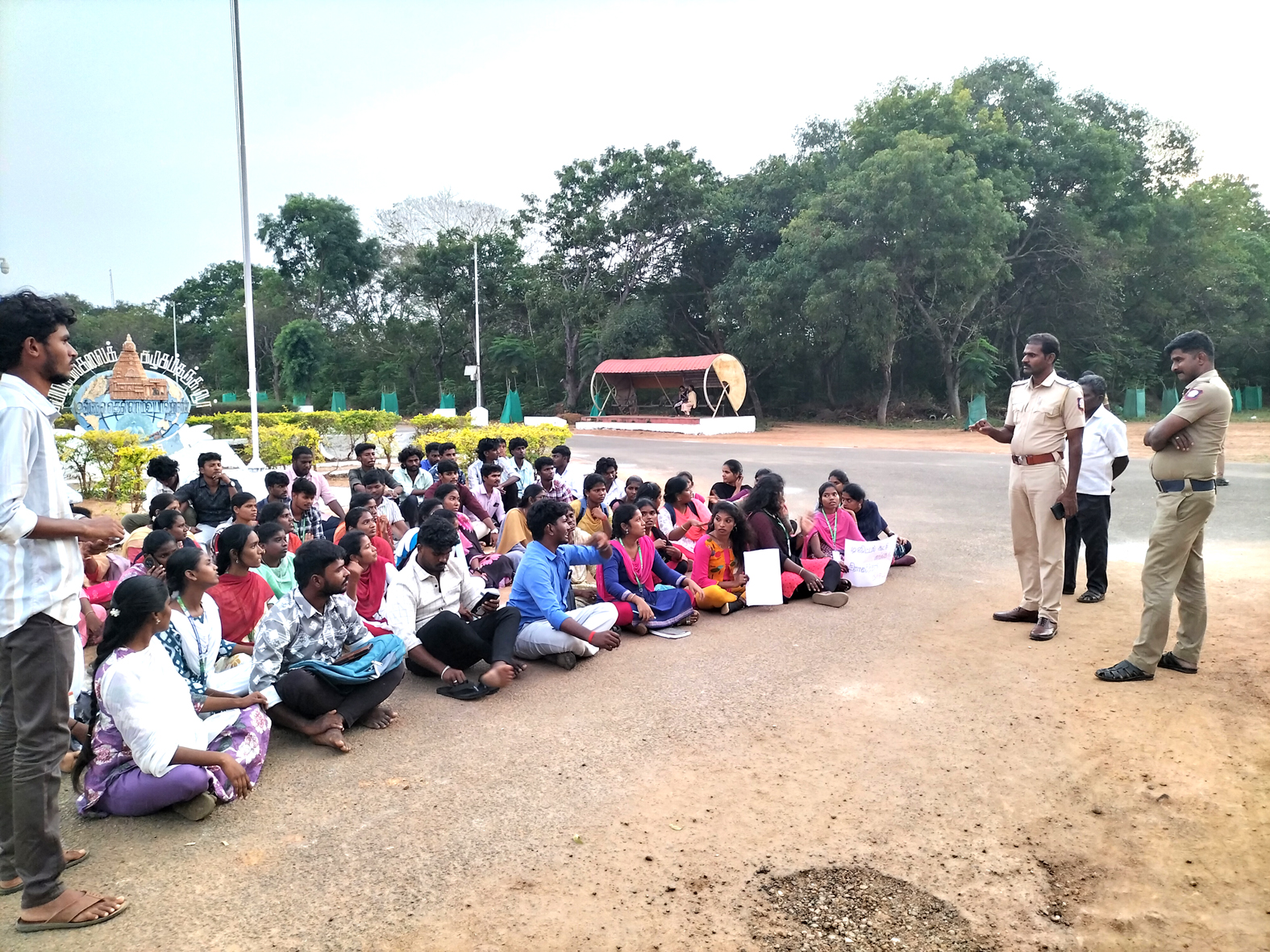 தமிழ்ப் பல்கலைக் கழகத்தில் மடிக்கணினி கோரி மாணவர்கள் தர்ணா