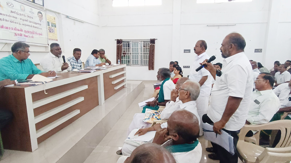 திருச்செங்கோடு விவசாயிகள் குறைதீர் கூட்டம் வருவாய் கோட்டாட்சியருடன் விவசாயிகள் வாக்குவாதம்