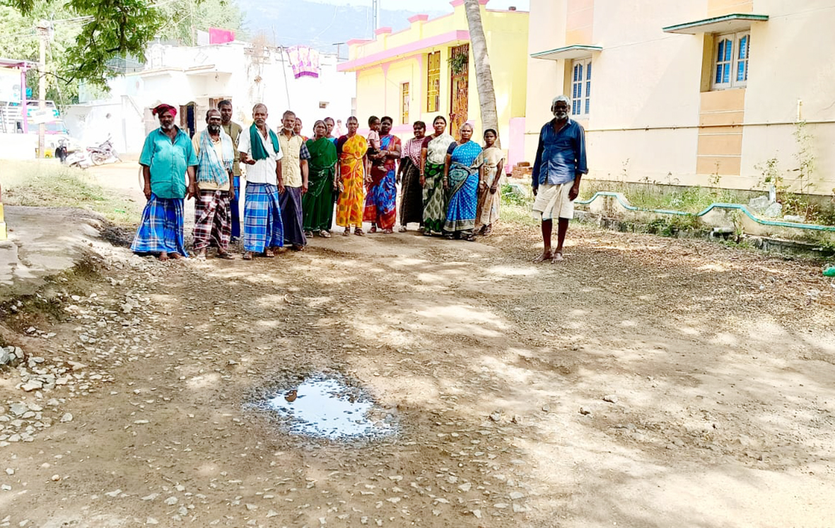 கிராம சாலையை சீரமைக்க வலியுறுத்தல்
