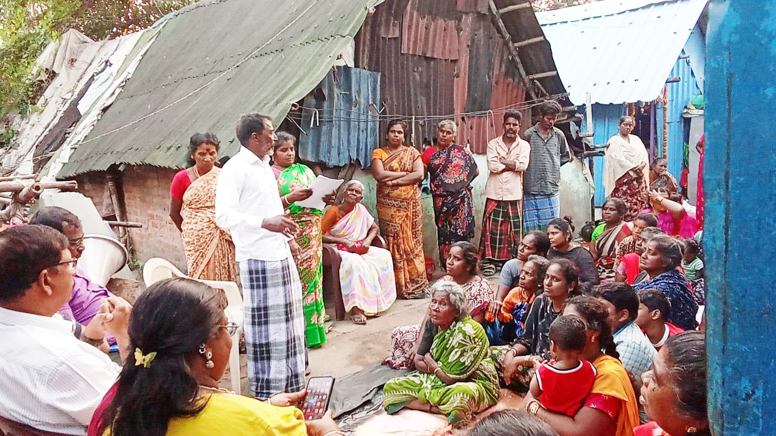 ரயில்வே நிலத்தில் குடியிருக்கும் மக்களுக்கு மாற்று இடம் வழங்கிடுக