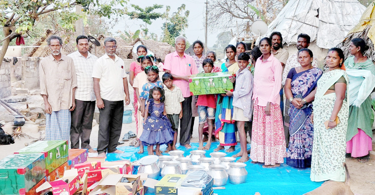 தீவிபத்தில் பாதிக்கப்பட்ட பழங்குடி குடும்பங்களுக்கு தொண்டு நிறுவனம் உதவி