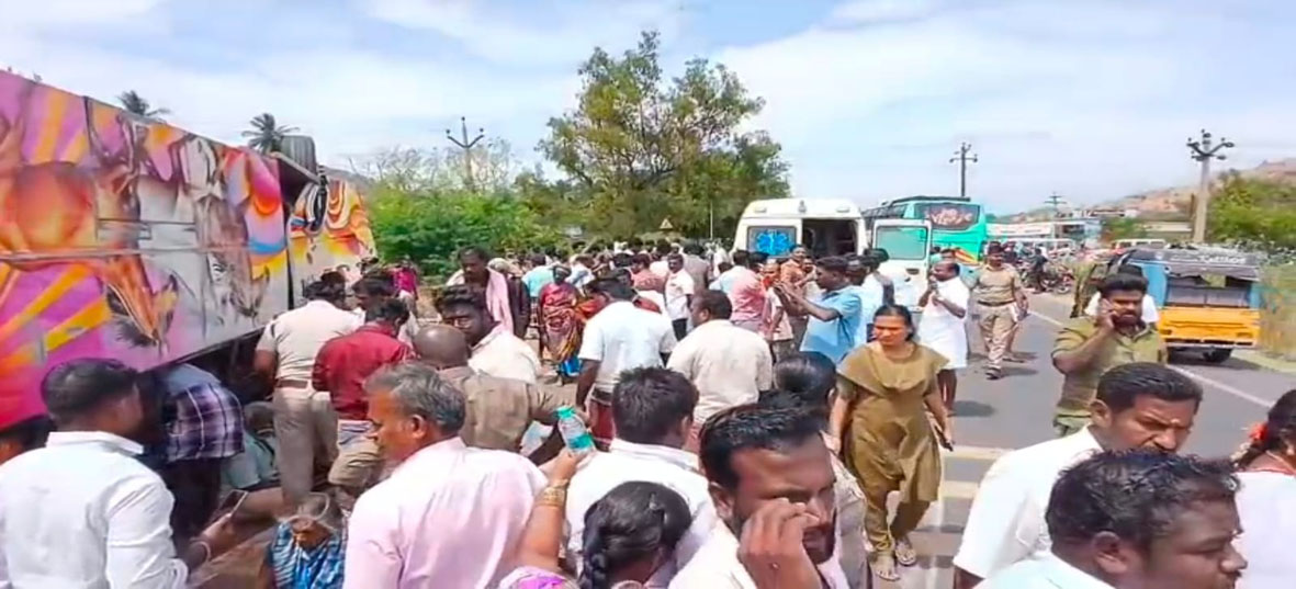 ஆண்டிபட்டி அருகே தனியார் பேருந்து - கார் நேருக்கு நேர் மோதல்