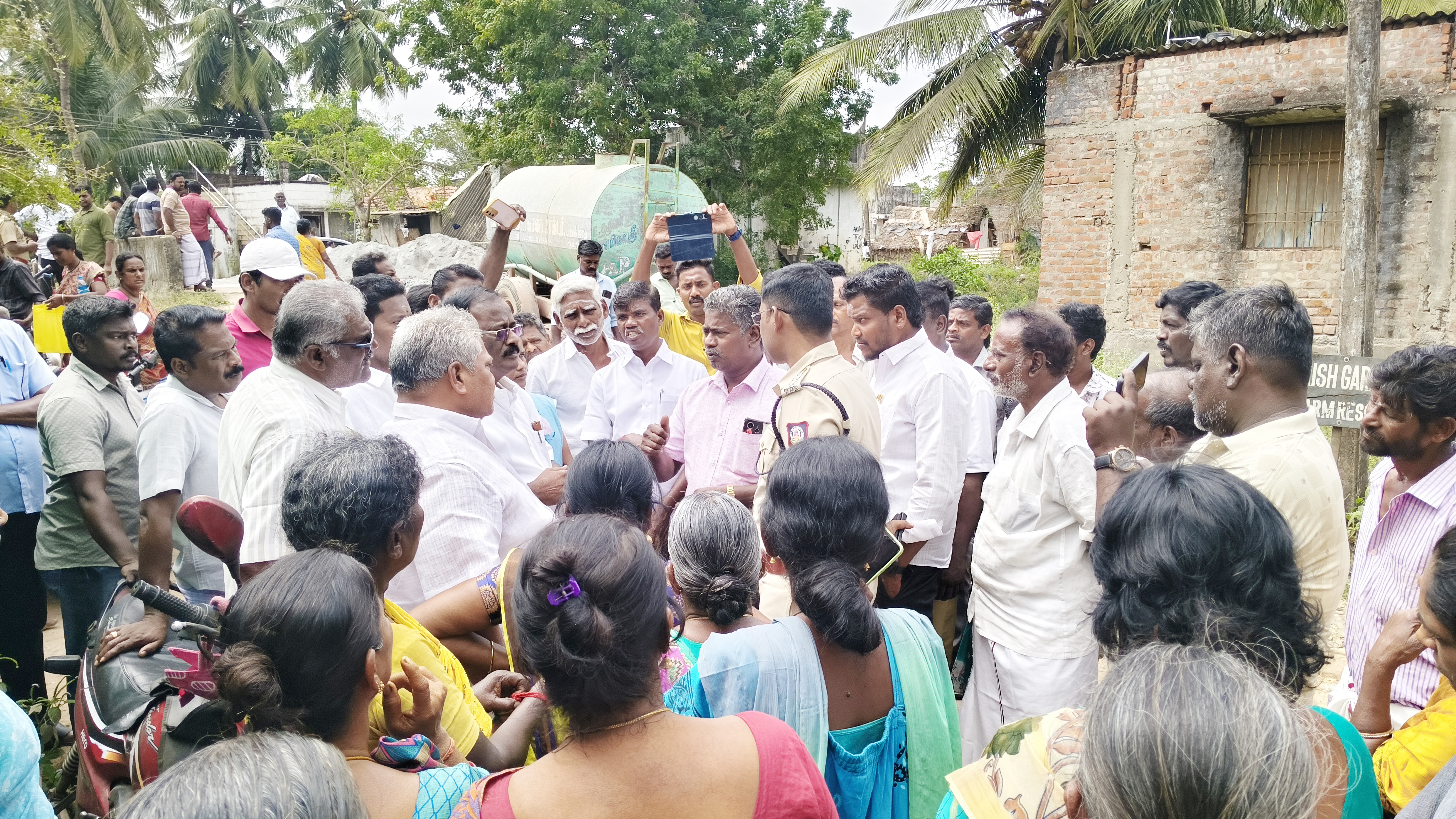 தேர்வு நேரத்தில் வீடுகளை அகற்ற நடவடிக்கை: பொதுமக்கள் எதிர்ப்பு