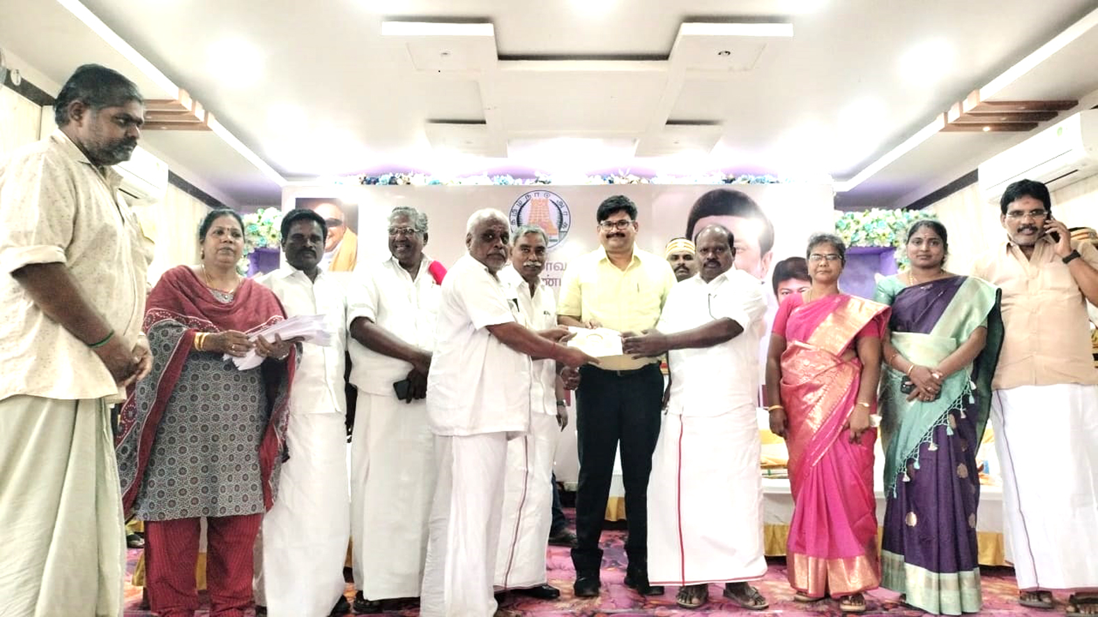 திருத்துறைப்பூண்டி நகரப் பகுதியில் 484 புறம்போக்கு நிலத்தில் வசித்து வந்தவர்களுக்கு குடிமனை பட்டா