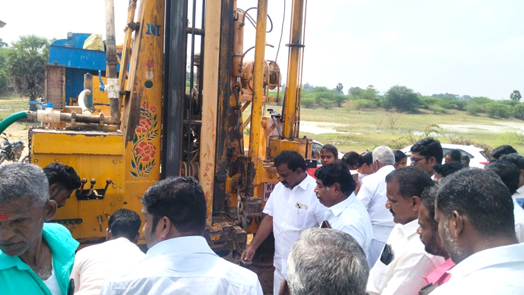 கறம்பக்குடியில் ஆழ்குழாய் கிணறு அமைக்க எம்.சின்னதுரை எம்எல்ஏ அடிக்கல் நாட்டினார்
