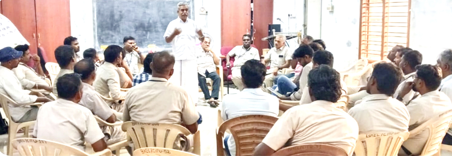 சிவப்பு புத்தக தின வாசிப்பு