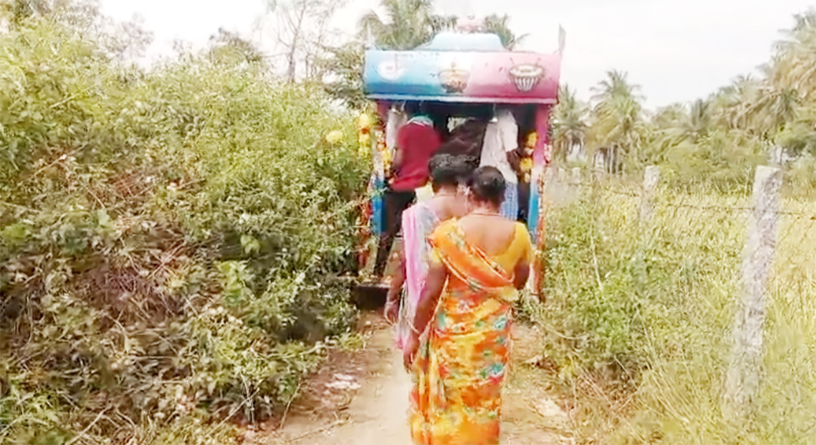 தருமபுரியில் மயானப்பாதை ஆக்கிரமிப்பால் சடலத்தை கொண்டு செல்ல மக்கள் படும் துயரம்
