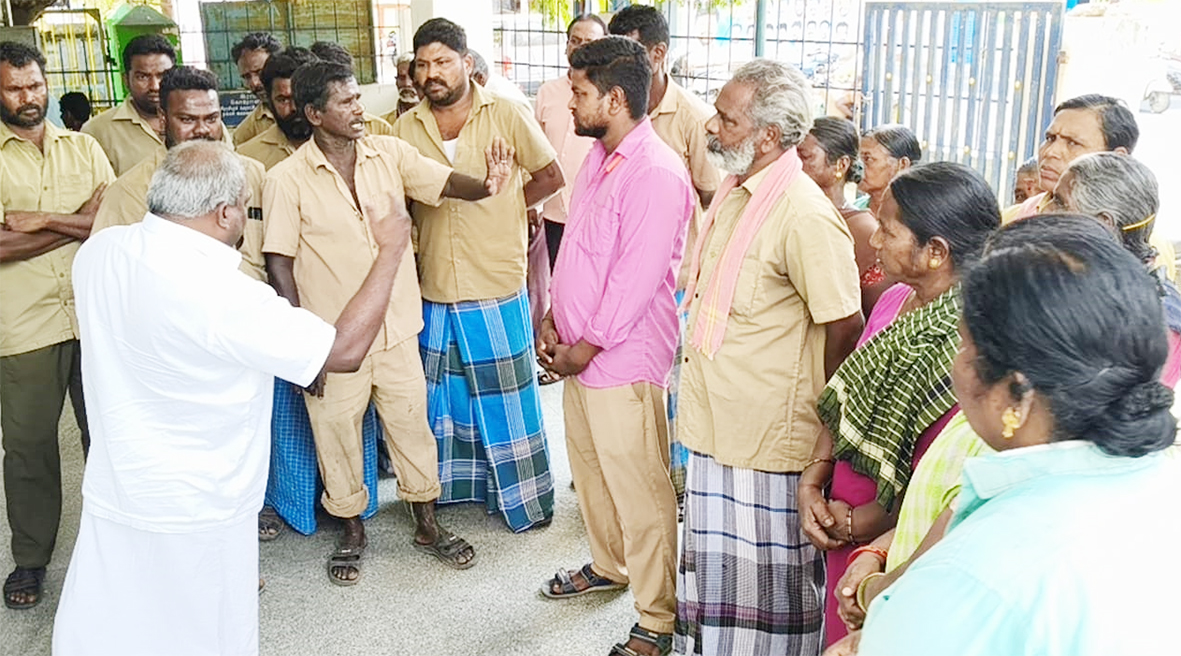 சுகாதார ஆய்வாளரை கண்டித்து தூய்மைப் பணியாளர்கள் முற்றுகை