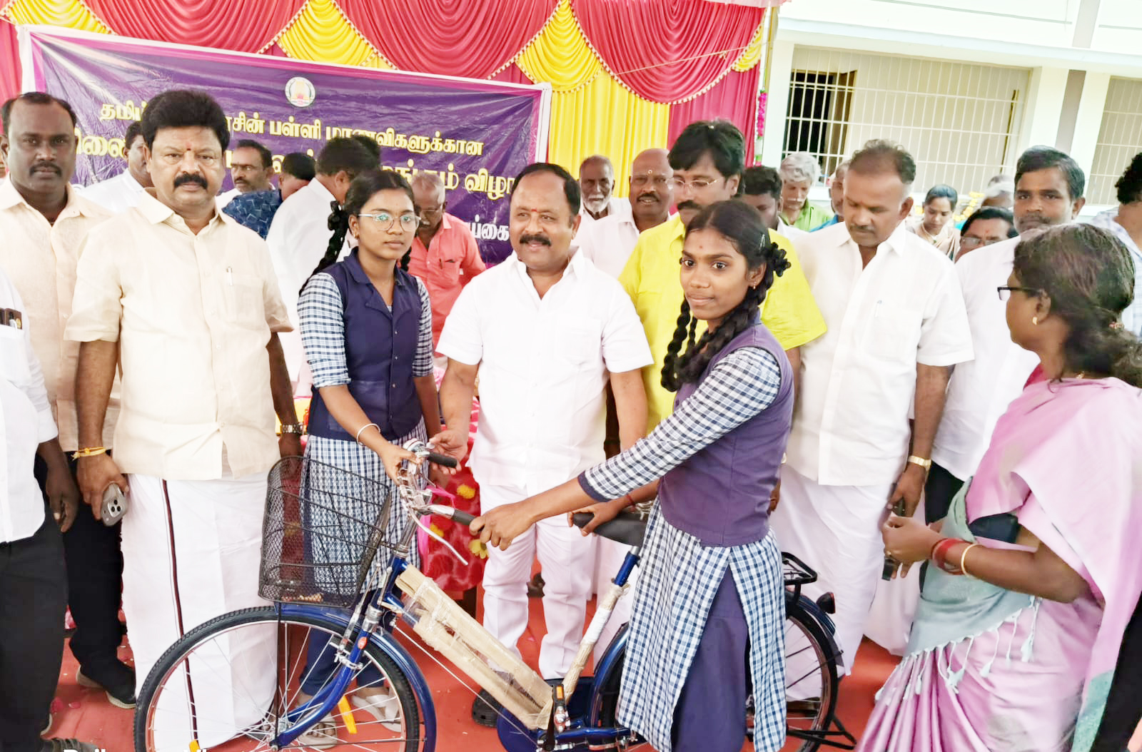மாணவர்களுக்கு விலையில்லா மிதிவண்டிகள் வழங்கல்